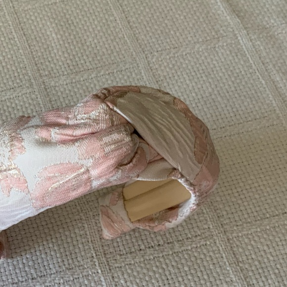 AUTUMN ADEIGBO
Brocade Headband
AUTUMN ADEIGBO - Picture 9 of 12